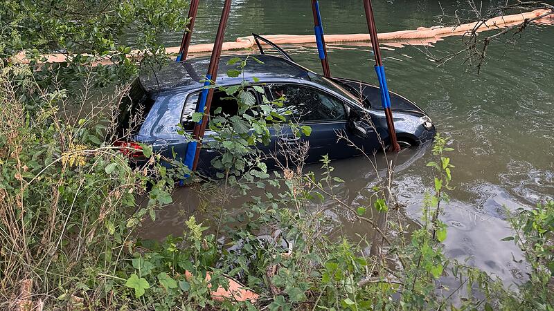 Am Mittwochabend ist in Forchheim ein Auto in die Wiesent gerollt.