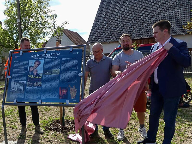 Bei der Er&ouml;ffnung der &bdquo;Schwarzen Pf&uuml;tze&ldquo; enth&uuml;llten Mitglieder des Gemeinderates die Gedenktafeln auf dem Gel&auml;nde der ehemaligen Gastst&auml;tte.