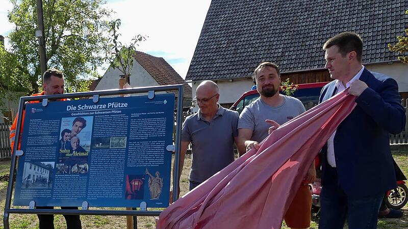 Bei der Eröffnung der „Schwarzen Pfütze“ enthüllten Mitglieder des Gemeinderates die Gedenktafeln auf dem Gelände der ehemaligen Gaststätte. Bei der Eröffnung der „Schwarzen Pfütze“ enthüllten Mitglieder des Gemeinderates die Gedenktafeln auf dem Gelände der ehemaligen Gaststätte.