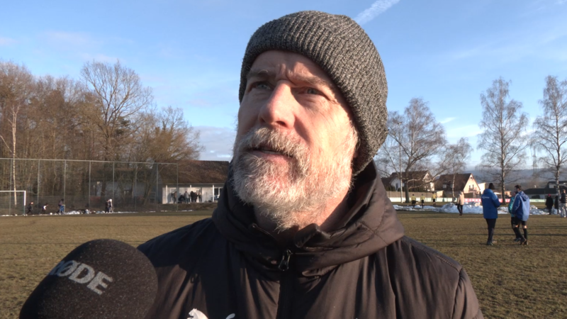 Dampfachs Trainer Oliver Kr&ouml;ner begl&uuml;ckw&uuml;nschte erstmal den Gegner. Was die Beteiligten zur Partie sagen, sehen Sie in unseren Videos.