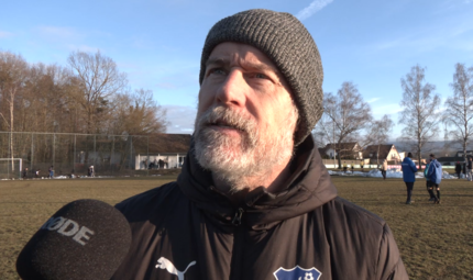 Dampfachs Trainer Oliver Kr&ouml;ner begl&uuml;ckw&uuml;nschte erstmal den Gegner. Was die Beteiligten zur Partie sagen, sehen Sie in unseren Videos.