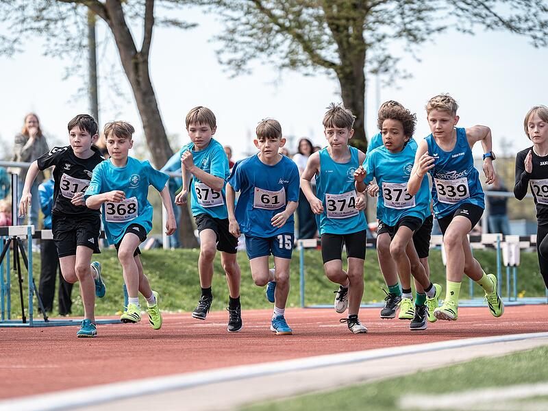 Start zum 800-Meter-Lauf der Sch&uuml;ler bei den Kreismeisterschaften.