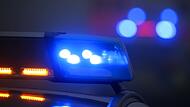Ein eingeschaltetes Blaulicht leuchtet auf einer Polizeistreife