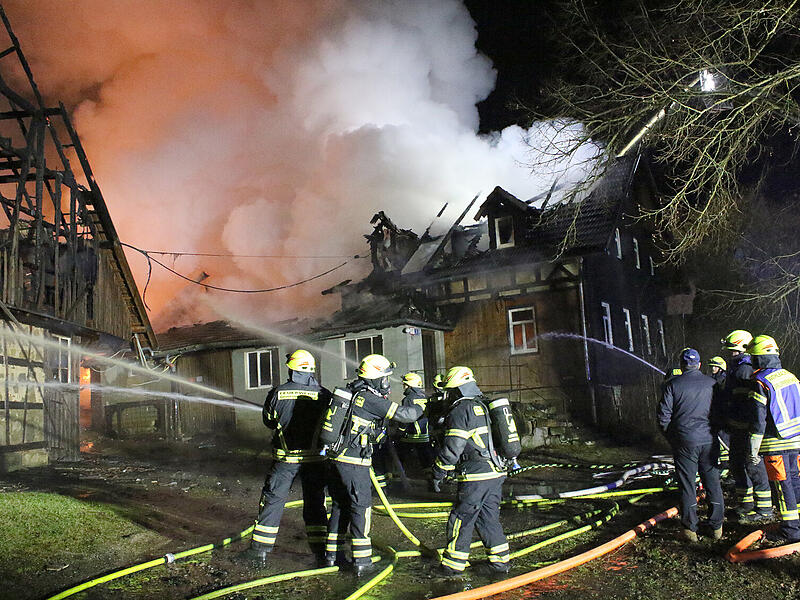 In Wohlbach (Ahorn) brannte in der Nacht ein Wohnanwesen nieder. Auch ein Nachbargeb&auml;ude war betroffen. Ein weiteres &Uuml;bergreifen der Flammen wurde verhindert.
