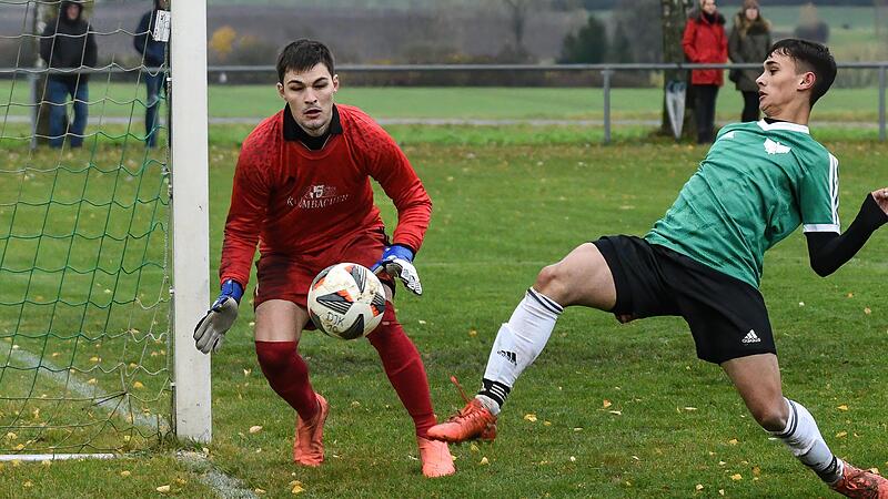 Torsch&uuml;tzen unter sich: Der Ebelsbacher Torwart Peter Trautner (links) und der Knetzgauer Jakob Dumrauf erzielten beim  1:1 den jeweiligen Treffer ihrer Mannschaft.