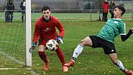 Torschützen unter sich: Der Ebelsbacher Torwart Peter Trautner (links) und der Knetzgauer Jakob Dumrauf erzielten beim  1:1 den jeweiligen Treffer ihrer Mannschaft.