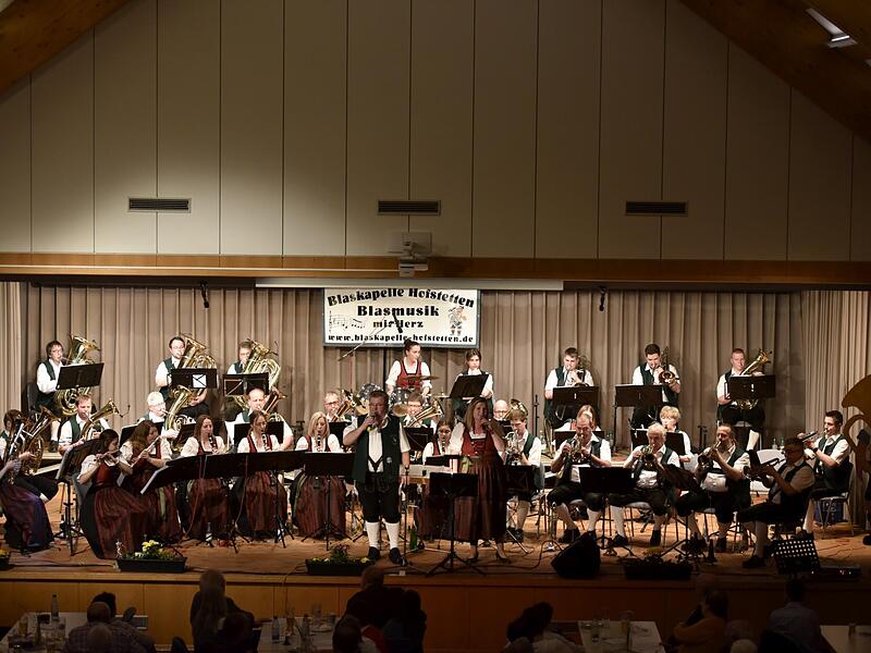 Einen gut gelungenen Abend der Blasmusik kredenzte die Blaskapelle Hofstetten am Samstagabend den Zuhörern in der Königsberger Stadthalle.