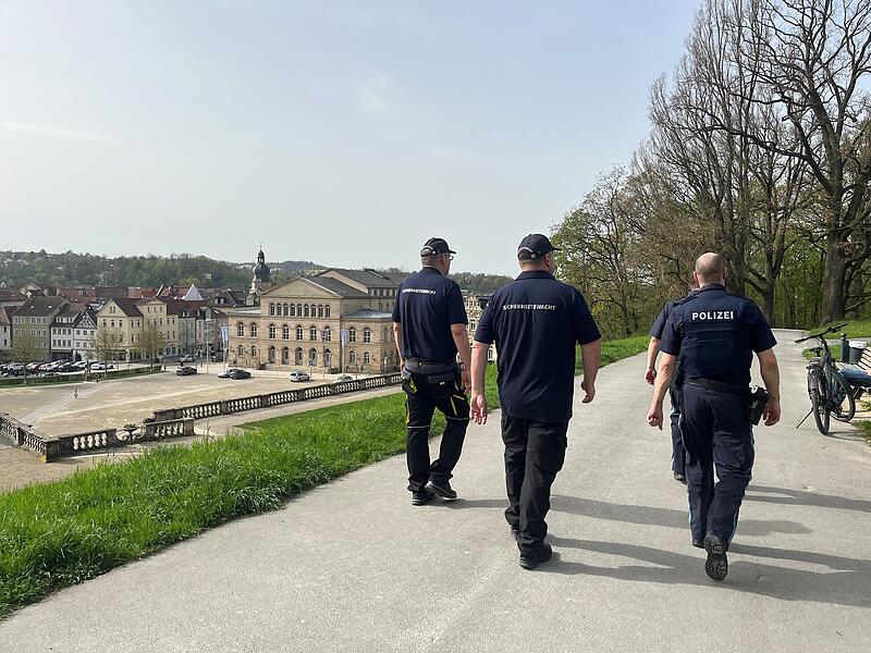 Polizei und Mitarbeiter der Sicherheitswacht im Hofgarten