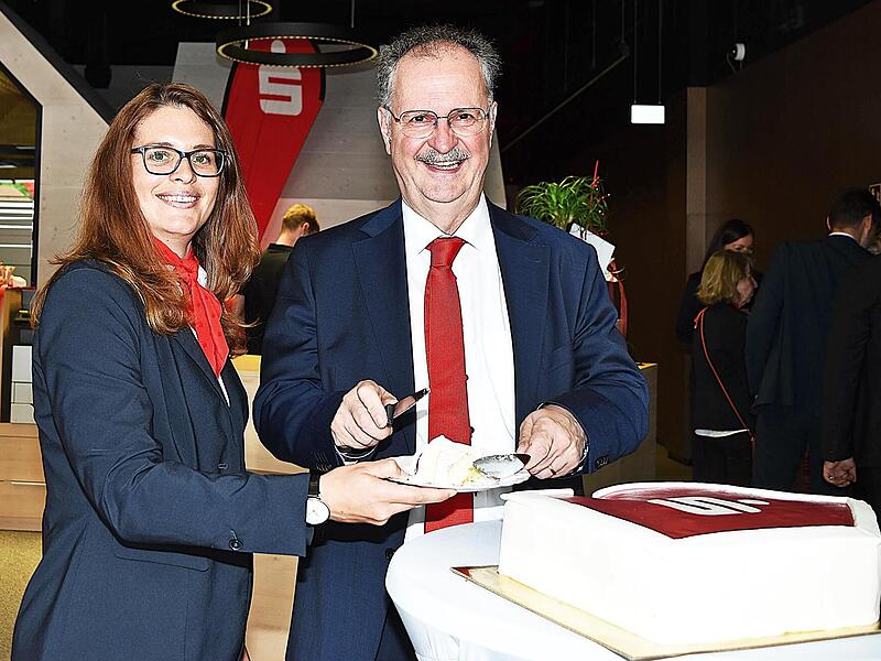 Für den Vorstandsvorsitzenden Dr. Martin Faber gab es auch die gebührende Einweihungs-Torte vom Architekten Renee Lorenz, die von ihm dann auch gleich angeschnitten wurde. Für den Vorstandsvorsitzenden Dr. Martin Faber gab es auch die gebührende Einweihungs-Torte vom Architekten Renee Lorenz, die von ihm dann auch gleich angeschnitten wurde.