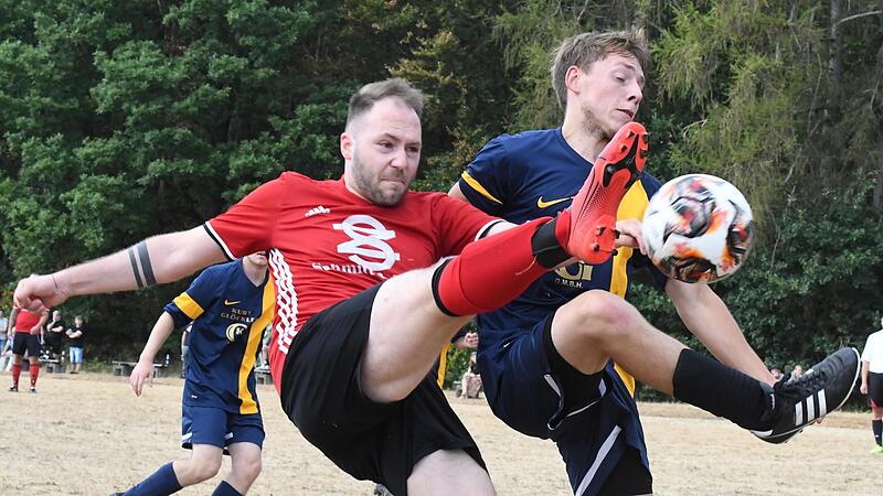 Vorne mitspielen in der B-Klasse 1 will wieder Patrick Link (links) mit der DJk Schlimpfhof. Gespannt darf man sein, wie sich der FC Wittershausen um Daniel Framke (rechts) schl&auml;gt in der zweiten Saison nach dem Wiedereinstieg des Vereins.