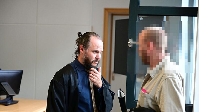 Rechtsanwalt Christian Barthelmes aus Bamberg spricht mit dem Angeklagten