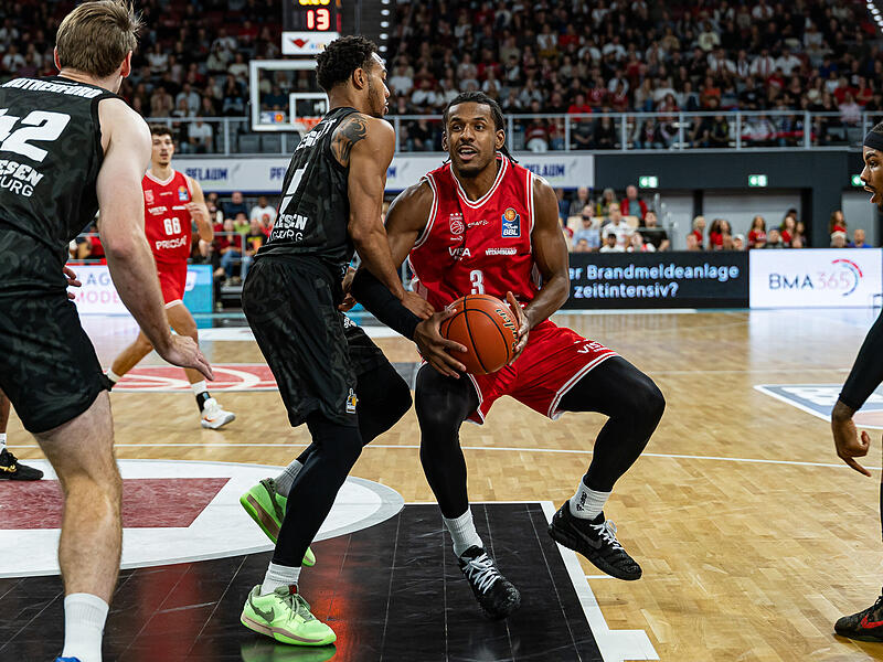 Der Bamberger Jordan Wright attackiert den Korb.