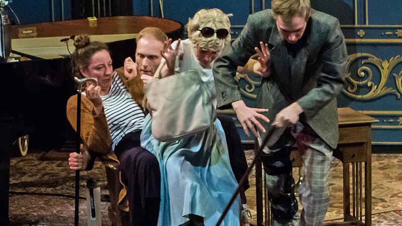 Turbulente Kom&ouml;die: Probenszene aus &bdquo;Ewig Jung&ldquo; auf der Vorb&uuml;hne des Landestheaters.