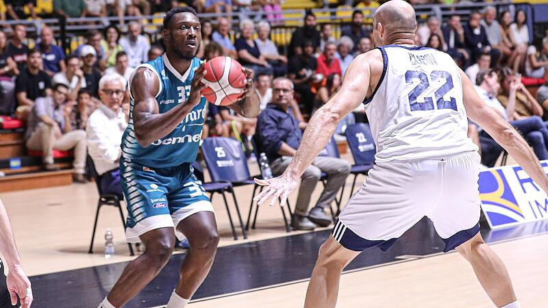 Auch bei Pallacanestro Cantu dr&uuml;ckt Solomon Young (links) gerne von hinter der Dreierlinie ab.