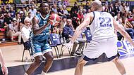 Auch bei Pallacanestro Cantu drückt Solomon Young (links) gerne von hinter der Dreierlinie ab.