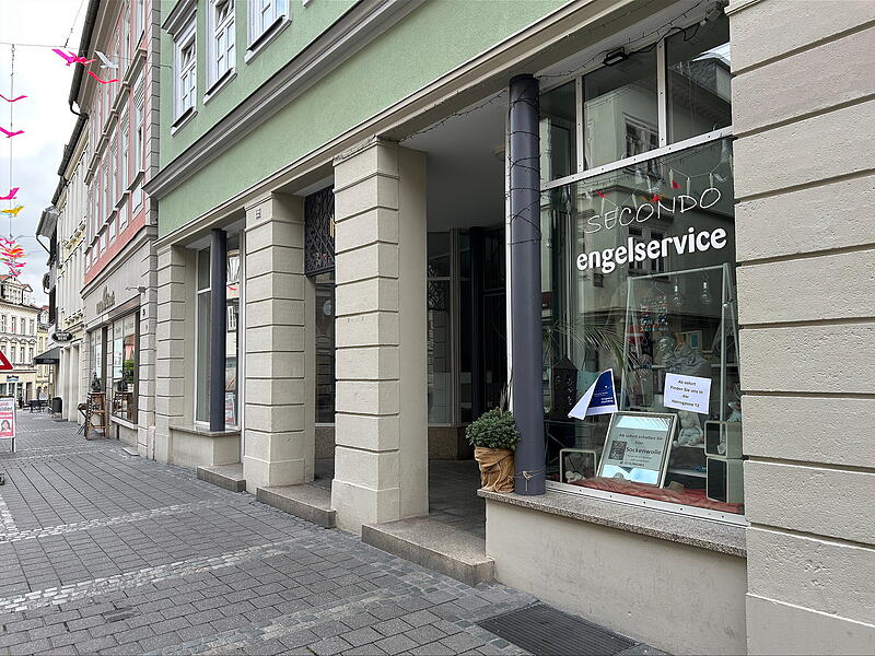 Seit 1995 war der &bdquo;Secondo Engelservice&ldquo; im Steinweg zu finden; erst in der Hausnummer 49, zuletzt in der Hausnummer 32. Jetzt erfolgt der Umzug in die Herrngasse.