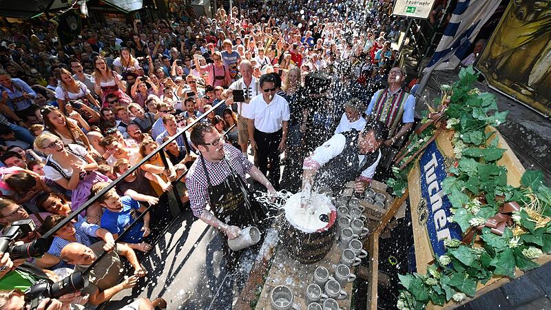 Ein Bild aus vergangenen Jahren, das sich am 2. Juni so wiederholen soll: Erlangens OB Florian Janik zapft dann das erste Fass Bergbier an.