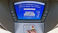 In dem gestohlenen Geldbeutel befand sich eine Bankkarte samt PIN-Nummer, womit der Dieb das Geld abheben konnte.