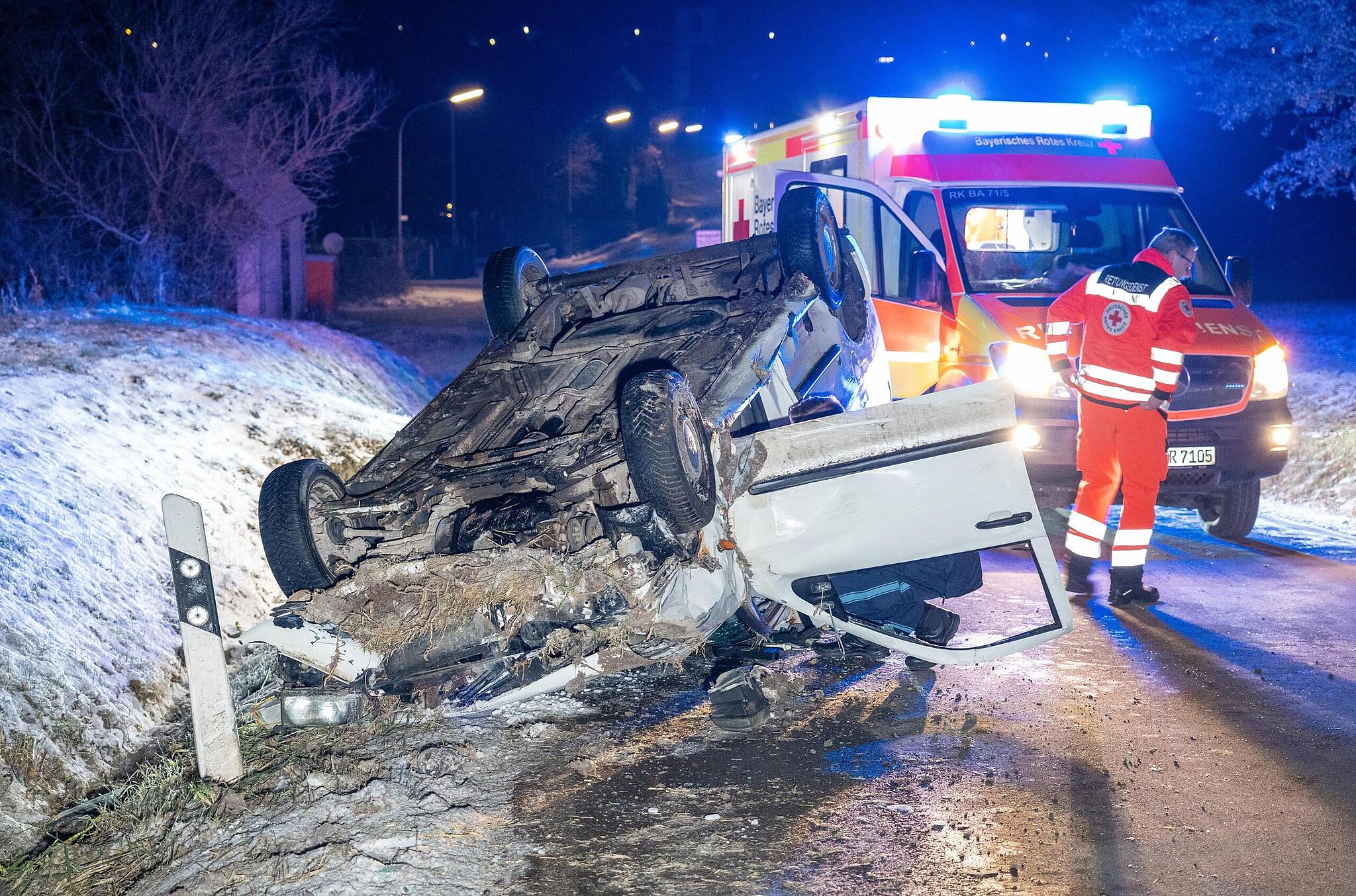 zwei-autos-landen-auf-dach-nach-unfall