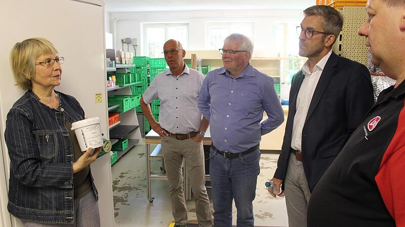 Susanne Wasserbauer (links) stellt den Bürgermeistern der Rhönallianz die Tafel in der Dr.-Gartenhof-Straße in Bad Brückenau vor. Weiter von links: Gerd Kleinhenz, Umsetzungsbegleiter Uwe Schmidt, Jochen Vogel und Bernold Martin Susanne Wasserbauer (links) stellt den Bürgermeistern der Rhönallianz die Tafel in der Dr.-Gartenhof-Straße in Bad Brückenau vor. Weiter von links: Gerd Kleinhenz, Umsetzungsbegleiter Uwe Schmidt, Jochen Vogel und Bernold Martin