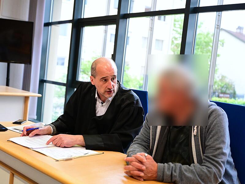 Rechtsanwalt Oliver Teichmann aus Bamberg und der Angeklagte im Gerichtssaal
