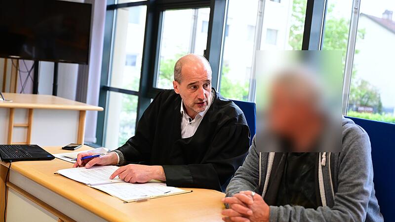 Amtsgericht Bamberg Mann mit Messer in Kirche Sankt Kunigund Rechtsanwalt Oliver Teichmann aus Bamberg und der Angeklagte im Gerichtssaal