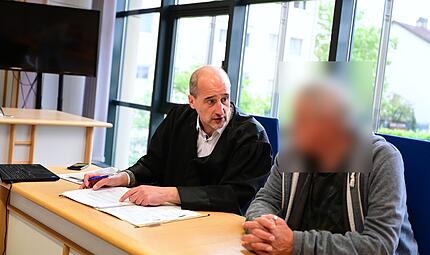 Rechtsanwalt Oliver Teichmann aus Bamberg und der Angeklagte im Gerichtssaal