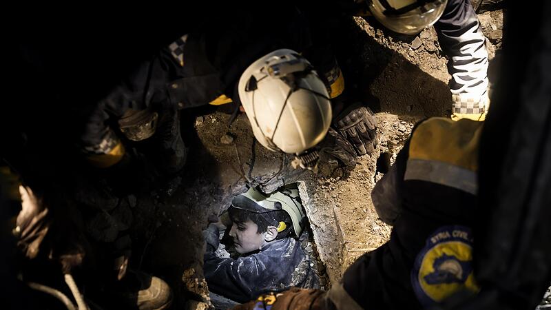 Mitglieder der syrischen Wei&szlig;helme arbeiten an der Rettung eines Jungen in Jindires.