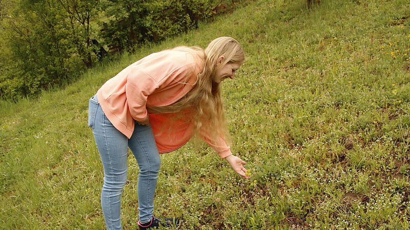 Veronika M&uuml;ller zeigt Blumen auf ihrer Magerwiese.