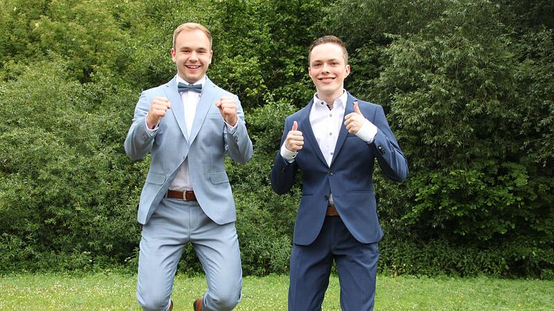 Vor lauter Freude gingen die beiden Abiturienten mit der Traumnote 1,0 Jannik Panzer (rechts) aus Prügel und Louis-Maximilian König aus Schwürbitz in die Höhe.