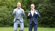 Vor lauter Freude gingen die beiden Abiturienten mit der Traumnote 1,0 Jannik Panzer (rechts) aus Prügel und Louis-Maximilian König aus Schwürbitz in die Höhe.