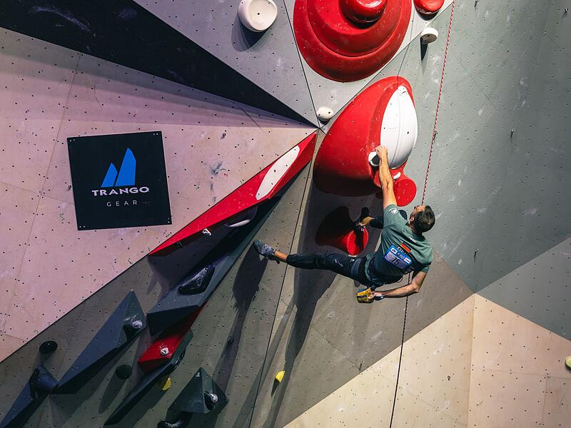 Der Kulmbacher Philipp Hrozek (links) musste sich beim Para-Weltcup in Frankreich nur dem Inder Manikandan Kumar (Mitte) geschlagen geben. Dritte wurde der Österreicher Daniel Wiener (rechts).