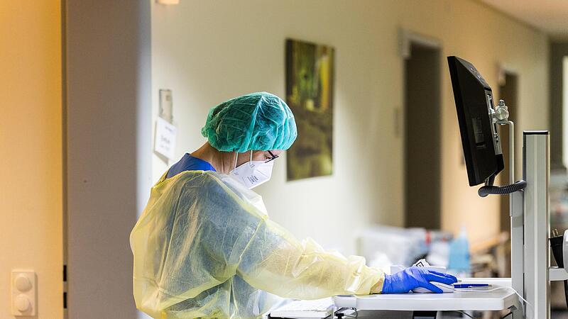 Der weiter andauernde Personalmangel verschärft die Situation auf den Quarantäne- und Intensivstationen. Der weiter andauernde Personalmangel verschärft die Situation auf den Quarantäne- und Intensivstationen.