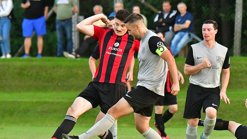 Doppeltorschütze Steffen Hetzelt (links) vom FC Baiersdorf kann gerade noch den Ball spielen, bevor Lukas Trukenbrod vom SV Neuses eingreifen kann. Doppeltorschütze Steffen Hetzelt (links) vom FC Baiersdorf kann gerade noch den Ball spielen, bevor Lukas Trukenbrod vom SV Neuses eingreifen kann.
