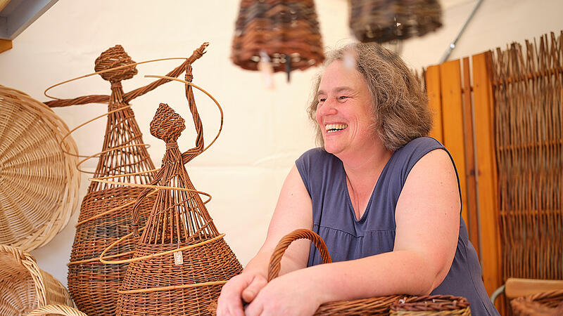 Flechthandwerker aus aller Welt bieten ihre handgefertigten Unikate an.