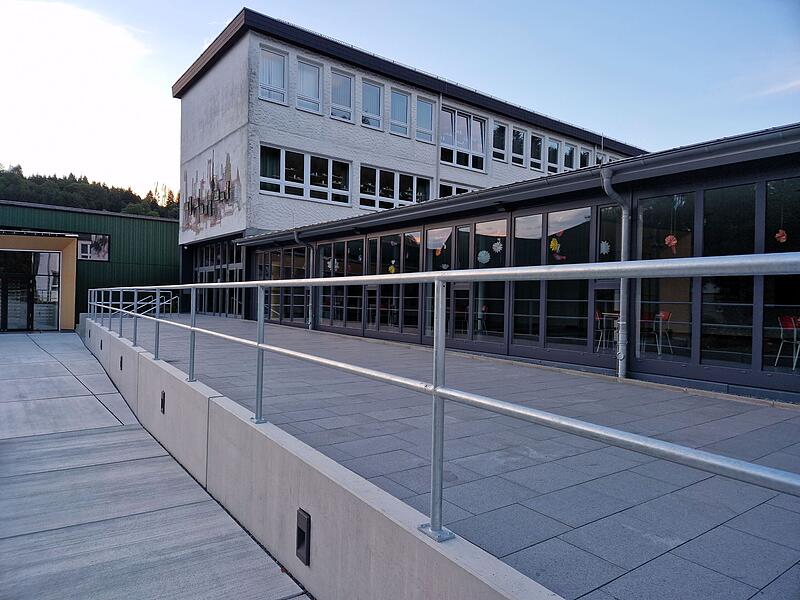 Das Geländer an der Grundschule Steinwiesen.