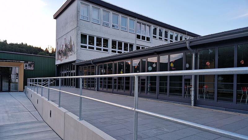 Das Geländer an der Grundschule Steinwiesen.