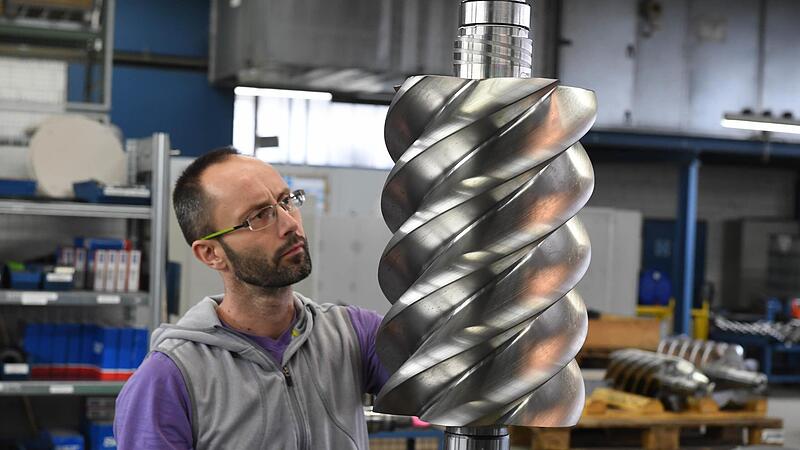 Kaeser-Mitarbeiter Torsten Geipel pr&uuml;ft den Schliff einer Schraube, die sp&auml;ter im Kompressor die Luft verdichtet.