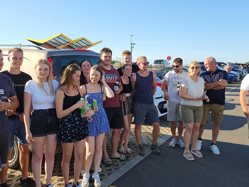 Diese Gruppe kommt aus Arnshausen, Oberbach und Reiterswiesen, bewaffnet mit Getränken.