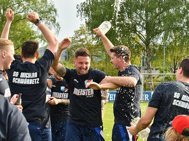 Die SG Michelau/Schw&uuml;rbitz bejubelt die Meisterschaft in der Kreisklasse 2 - mittendrin Torj&auml;ger Patrick Schwesinger.