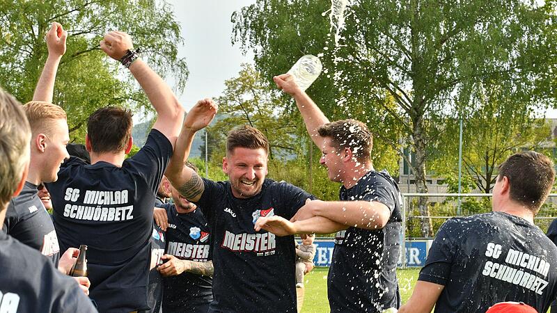Die SG Michelau/Schw&uuml;rbitz bejubelt die Meisterschaft in der Kreisklasse 2 - mittendrin Torj&auml;ger Patrick Schwesinger.