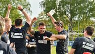 Die SG Michelau/Schw&uuml;rbitz bejubelt die Meisterschaft in der Kreisklasse 2 - mittendrin Torj&auml;ger Patrick Schwesinger.
