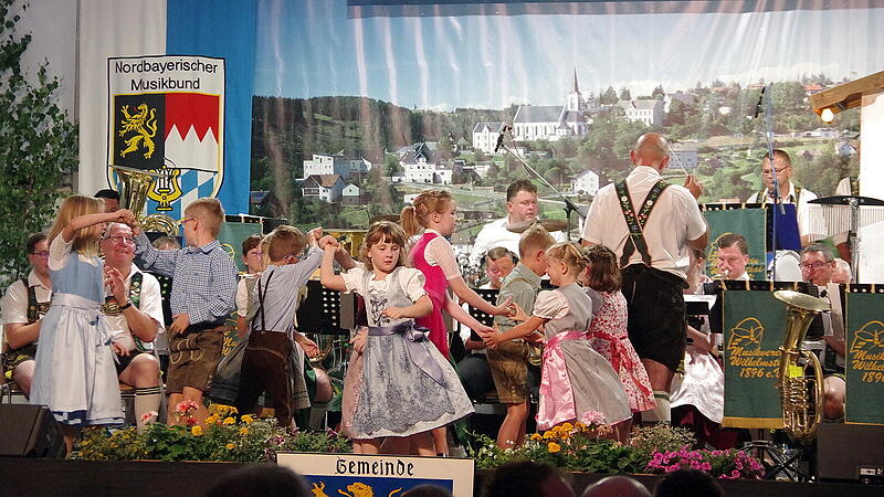 Viele Bilder: So wurde beim Heimatabend in Wilhelmsthal gefeiertViele Bilder: So wurde beim Heimatabend in Wilhelmsthal gefeiert Viele Bilder: So wurde beim Heimatabend in Wilhelmsthal gefeiertViele Bilder: So wurde beim Heimatabend in Wilhelmsthal gefeiert