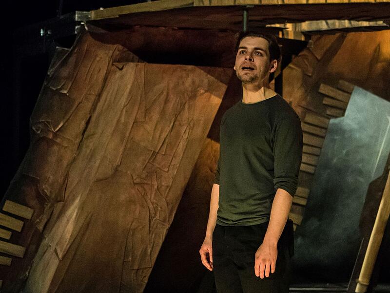 Proben-Impressionen zur Neuinszenierung "Die Dreigroschenoper" am Landestheater Coburg: Florian Graf als Moritatens&auml;nger