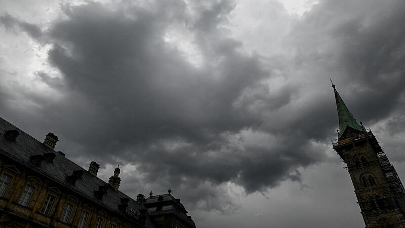 Über dem Bamberger Dom brauen sich dunkle Wolken zusammen.