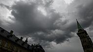Über dem Bamberger Dom brauen sich dunkle Wolken zusammen.