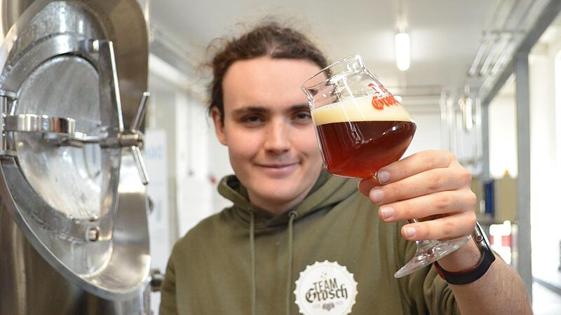 Joshua Pilarzyk ist mit dem ersten Bier aus der neuen Anlage zufrieden.
