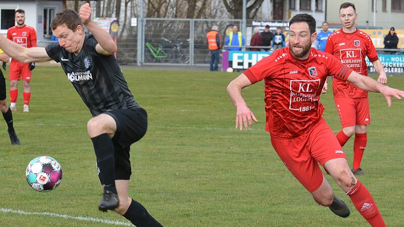 Da war Sebastian Bartel (rechts) noch auf dem Feld und versucht hier dem TSV-Angreifer Sebastian Fries zu folgen. Kurze Zeit sp&auml;ter wurde Bartel mit Rot des Platzes verwiesen und Fries traf anschlie&szlig;end dreifach zum 6:0-Pokalerfolg des TSV.