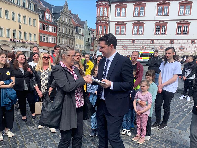 Osterbrunnen in Coburg: Hier übergibt  OB Dominik Sauerteig den ersten Preis in der Publikumswertung an Karin Sladky von der „Schule am Hofgarten“.