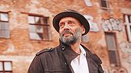 Rechtsanwalt und Singer-Songwriter Michael Heppes (62) tritt erstmals live auf.Robin Wiemer